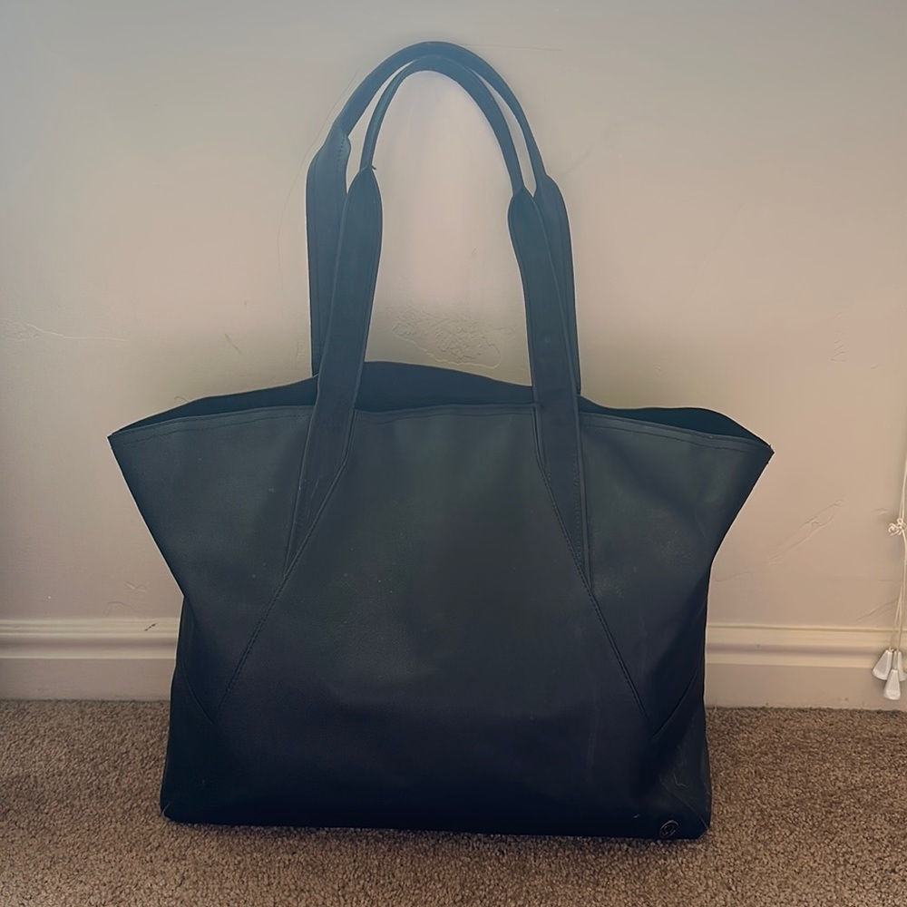 Black lululemon tote bag